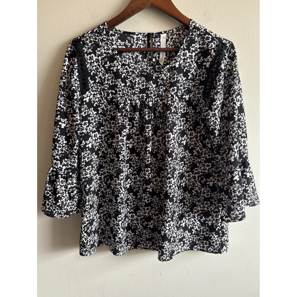NY Collection Petite Black White Floral Bell Sleeve Blouse Crochet Trim PL